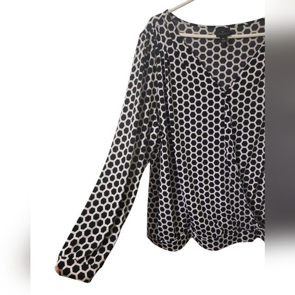 Worthington Woman Black White Geo Shape Drapey Surplice Blouse, Plus Size 2x - Picture 4 of 7